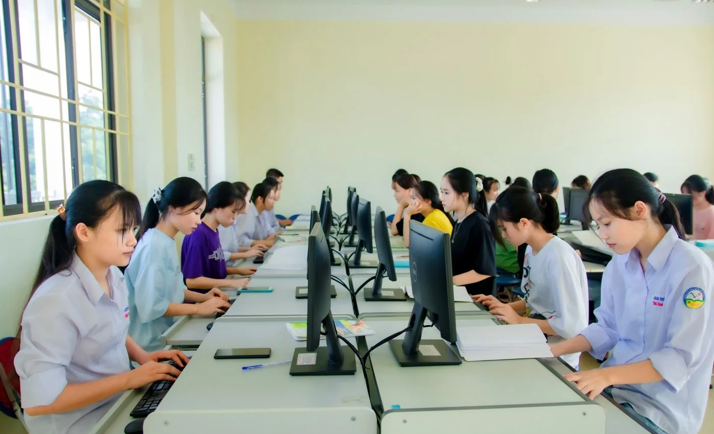 Students working together at computers in the SCCIA lab