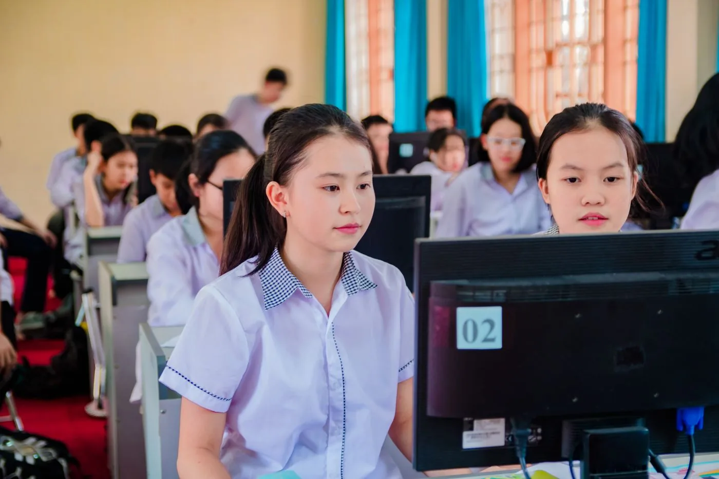 Students learning together in the computer lab